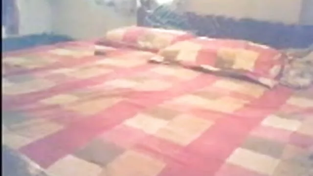 रेड स्टॉकिंग्स सेक्सी हिंदी एचडी फुल मूवी दादी पलंग बीवीआर पर आनंद लेते हुए