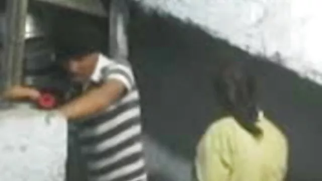 गोरी लड़की खराब सेक्सी वीडियो में हिंदी मूवी कार बेचने की कोशिश करती है