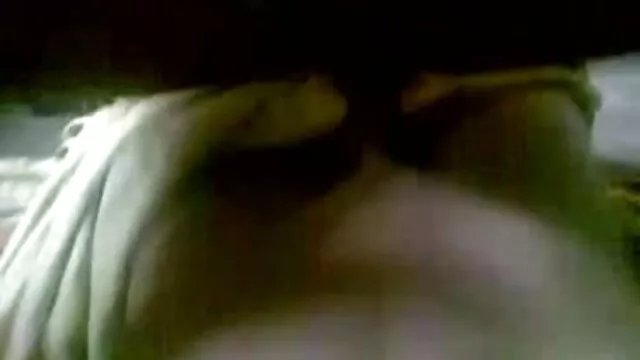 पतला गर्म गोरा दोनों छेदों में इसे हिंदी सेक्स हॉट मूवी लेता है