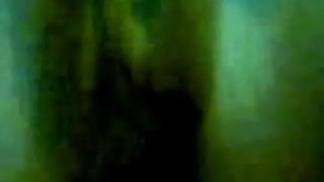 दादी गार्डन में एक आदमी द्वारा सेक्सी हिंदी मूवी में गड़बड़ है