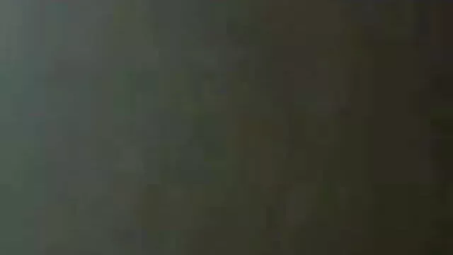 रेडहेड उसके हिंदी मूवी सेक्सी हिंदी मूवी सेक्सी स्तन और गधा बाहर दिखाता है