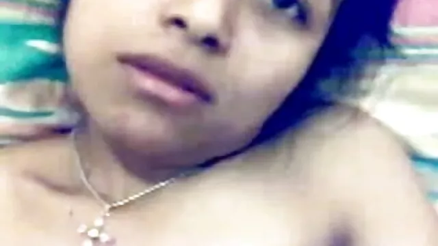 गर्म सेक्सी पिक्चर फुल मूवी टब फोम के साथ खेल रहे किशोर busty बफी